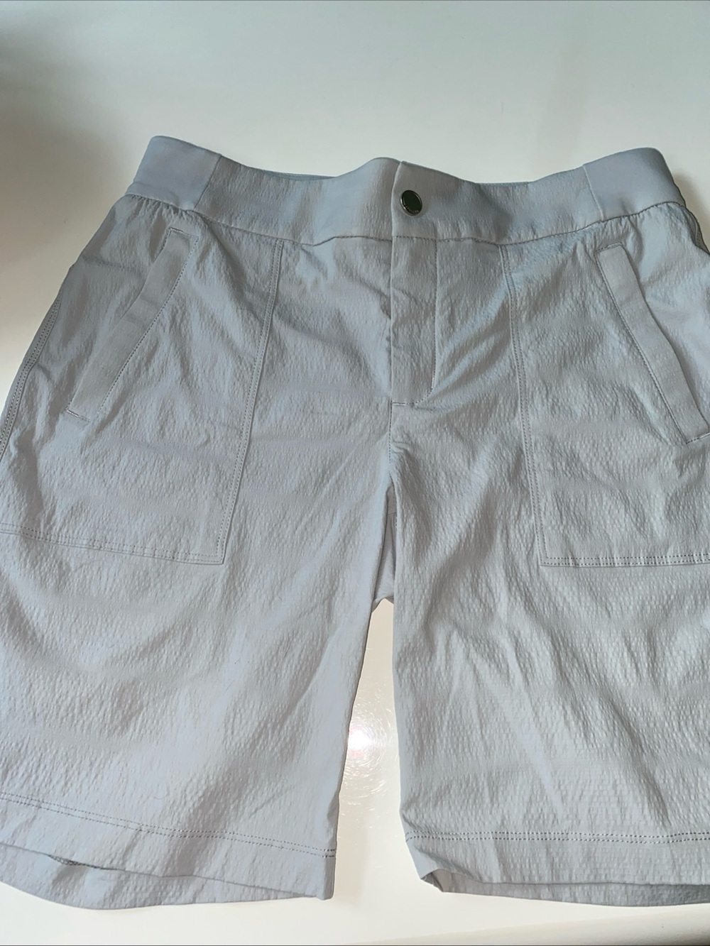 Athleta Womens Trekkie light gray Shorts 8” inseam zip front pockets easy care